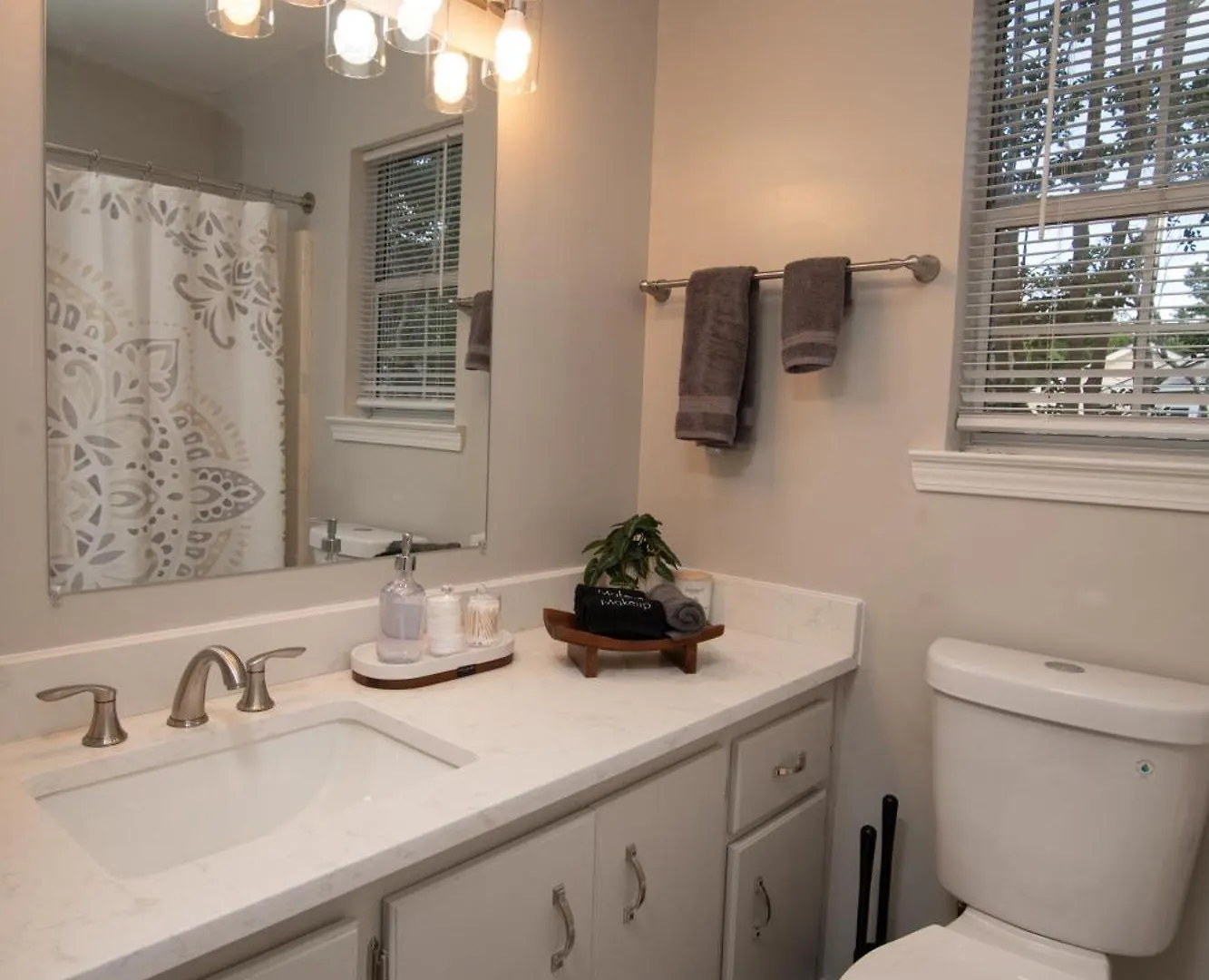 Holiday home Savannah Lakefront Retreat Near Tybee Beach With King Bed And Free Parking